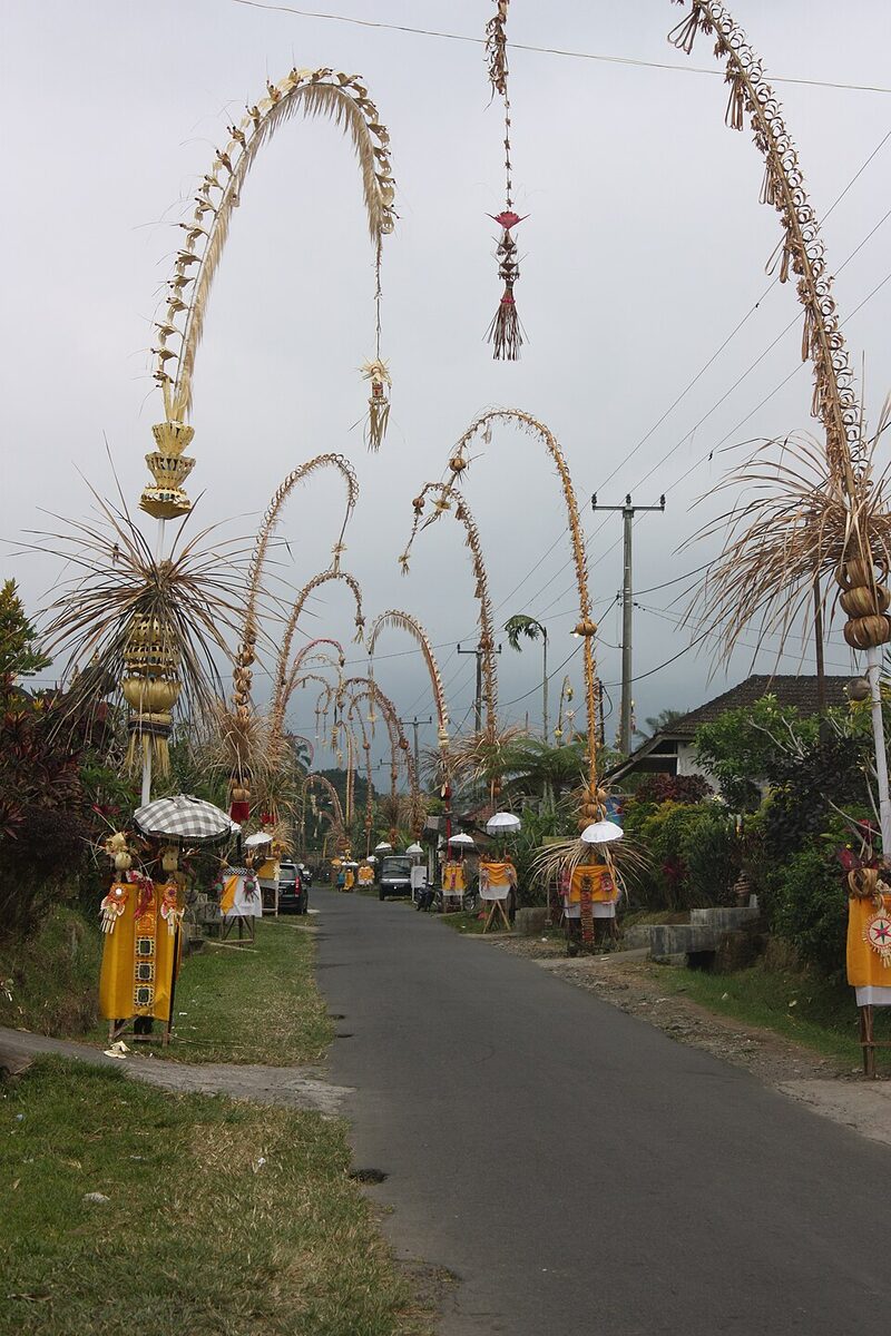 Deretan penjor menghiasi jalan desa di Bali