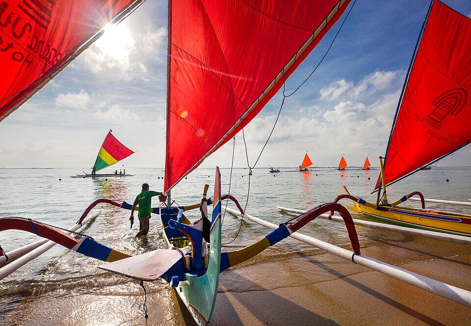 Perahu jukung berlayar merah di Pantai Sanur
