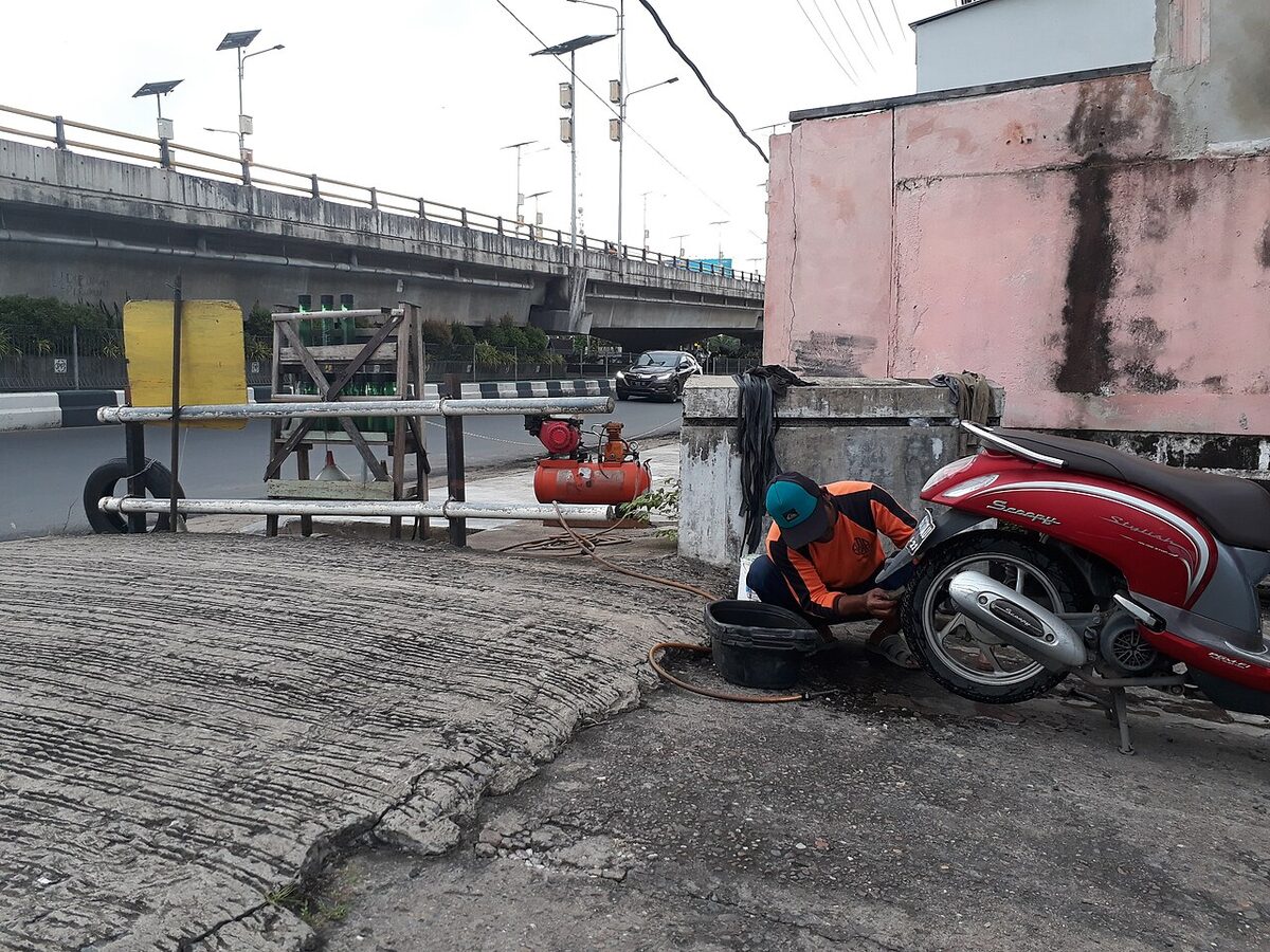 Kios tambal ban di pinggir jalan
